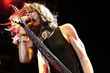 Steven Tyler "rockeando" en uno de sus conciertos