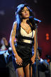 Amy Winehouse deleita en el escenario a sus seguidres