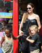 Angelina Jolie, con dos de sus seis hijos, haría lo que fuera por hacerlos realmente felices