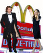 Angelina Jolie y Brad Pitt se dejaron ver en un McAuto de Los Ángeles - ¿Para quién serían las hamburguesas?