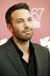 Ben Affleck, con camisa negra y chaqueta