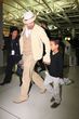 Brad Pitt con Maddox, uno de sus seis hijos, en el aeropuerto