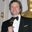 Colin Firth enseña orgulloso el oscar que consiguió por "El discurso del rey"