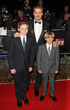 David Beckham orgulloso en la alfombra roja con sus hijos Brooklyn y Romeo