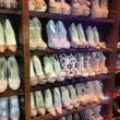 El zapatero de kim Kardashian está lleno de tacones de todos los gustos y colores