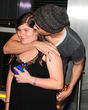 Fotografiándose con una fan y su inseparable gorro