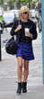 Fearne Cotton ya se ha hecho con una falda de cuadros y la combina con chaqueta vaquera oscura.
