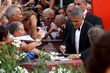 George Clooney firmando autógrafos en su entrada triunfal en la Mostra de Venecia