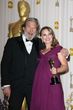 Jeff Bridges acompaña una Natalie Portman radiante con su estatuilla por su interpretación en "Cisne Negro"