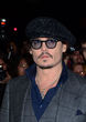 Johnny Depp posa muy serio ante los fotógrafos
