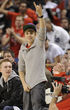 Justin Bieber con señas del rock