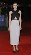Keira Knightley lución en la première de su íltima película en Londres, un vestido bicolor muy sobrio.