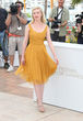 Kristen Dunst con un vestido mostaza que combina a la perfección con unos tacones del mismo color que su piel