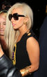 Lady GaGa con pelo rubio posando ante las cámaras