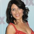 Lisa Edelstein, compañera de reparto de Hugh Laurie en la serie, bellísima vestida de rojo