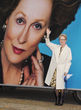 Meryl Streep posa delante del cartel de su último film, "La Dama de Hierro", donde interpreta magistralmente a la ex primera ministra británica Margaret Thatcher