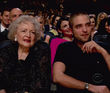 Robert Pattinson junto a Betty White durante la gala de los premios People Choice Awards