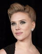 Scarlett Johansson, bellísima con un vestido clásico de color negro