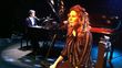 Tamara cantando para la prueba de sonido de uno de sus conciertos