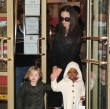Angelina Jolie junto a Siloh y Zahara.