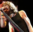 Steven Tyler "rockeando" en uno de sus conciertos
