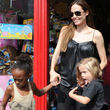 Angelina Jolie, con dos de sus seis hijos, haría lo que fuera por hacerlos realmente felices