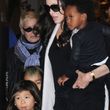 Angelina Jolie mataría si tuviera que defender a su familia, compuesta por el también actor Brad Pitt y sus seis hijos Angelina Jolie mataría si tuviera que defender a su familia, compuesta por el también actor Brad Pitt y sus seis hijos