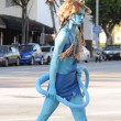 Se viste de azul para que su personaje, Naomi Clark, conquiste a un chico, un tanto friki Se viste de azul para que su personaje, Naomi Clark, conquiste a un chico, un tanto friki
