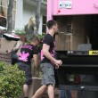 Algunos chicos tuvieron que sacar las cajas de Paris Algunos chicos tuvieron que sacar las cajas de Paris