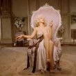 Christina Aguilera sentada en un trono. Christina Aguilera sentada en un trono.