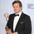 Colin Firth con su Globo de Oro al "Mejor Actor Principal" Colin Firth con su Globo de Oro al "Mejor Actor Principal"