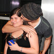 Fotografiándose con una fan y su inseparable gorro Fotografiándose con una fan y su inseparable gorro