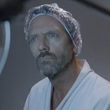 Hugh Laurie, siempre atractivo e interesante hasta con gorrito de cirujano
