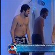 Hugo y Noemí se dan un chapuzón Hugo y Noemí se dan un chapuzón