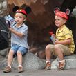 Jayden James y Sean Preston jugando en el parque