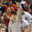 Justin Bieber con señas del rock