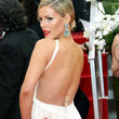 Kathleen Robertson lució un pronunciado escote de espalda Kathleen Robertson lució un pronunciado escote de espalda