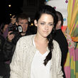 Kristen Stewart prefiere la clásica trenza que todas conocemos para aportar un toque informal a su combinación. Kristen Stewart prefiere la clásica trenza que todas conocemos para aportar un toque informal a su combinación.