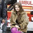 Entre rodaje y rodaje Mischa Barton se pone sus UGG para estar más cómoda