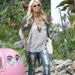 Paris Hilton aparca su coche Paris Hilton aparca su coche