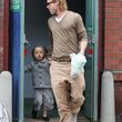 Shiloh, la prima hija biológica de Angelina Jolie y Brad Pitt de la mano de su padre Shiloh, la prima hija biológica de Angelina Jolie y Brad Pitt de la mano de su padre