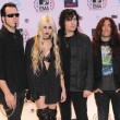 Taylor con su banda de música "The Pretty Reckless"