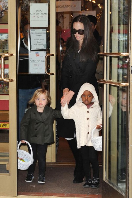 Angelina Jolie, Brad Pitt - Angelina Jolie junto a Siloh y Zahara. Angelina Jolie, Brad Pitt - Angelina Jolie junto a Siloh y Zahara.