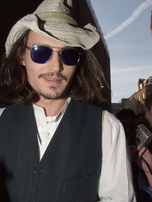 Johnny Depp, Sandra Bullock - Johnny Depp tenÃa hasta hace poco cerca de mil sombreros en su casa